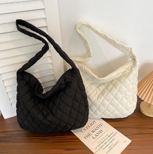 新入荷★レディースファッション　バック　斜め掛けバッグ★2色