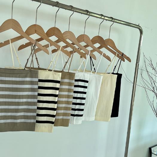 新入荷★パッド付き　ノンワイヤーブラ  ブラトップ　キャミソール　カップ付きブラジャー★7色