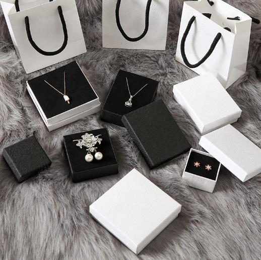 包装資材】 ギフトボックス★アクセサリーケース★アクセサリー★ボックス★クッション付き