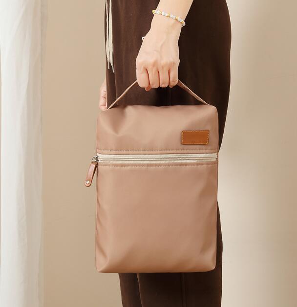 2024新型★ママお出かけ用の防水収納袋　ハンドバッグ　多機能　おむつの袋