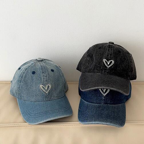 「2024」子供用★帽子★キャップ★キッズ★男女兼用★野球帽★ハート★デニム★3色