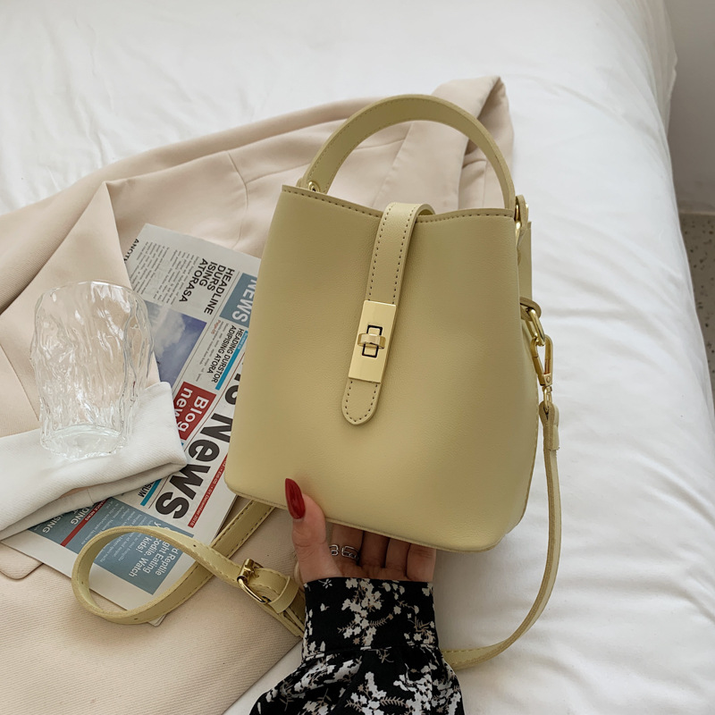 2025★肩掛け鞄★ショルダーバッグ★ 4色