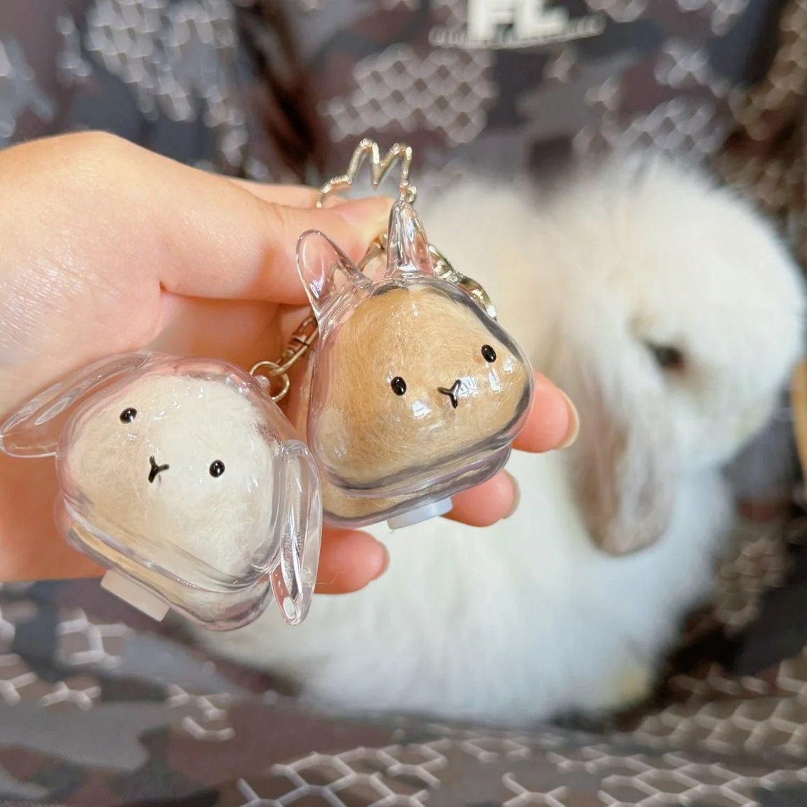★可愛いキーホルダー　装飾品★透明収納ボックス付きペット毛収集キーホルダー
