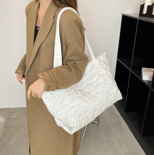 新入荷★レディースファッション　バック　斜め掛けバッグ★2色