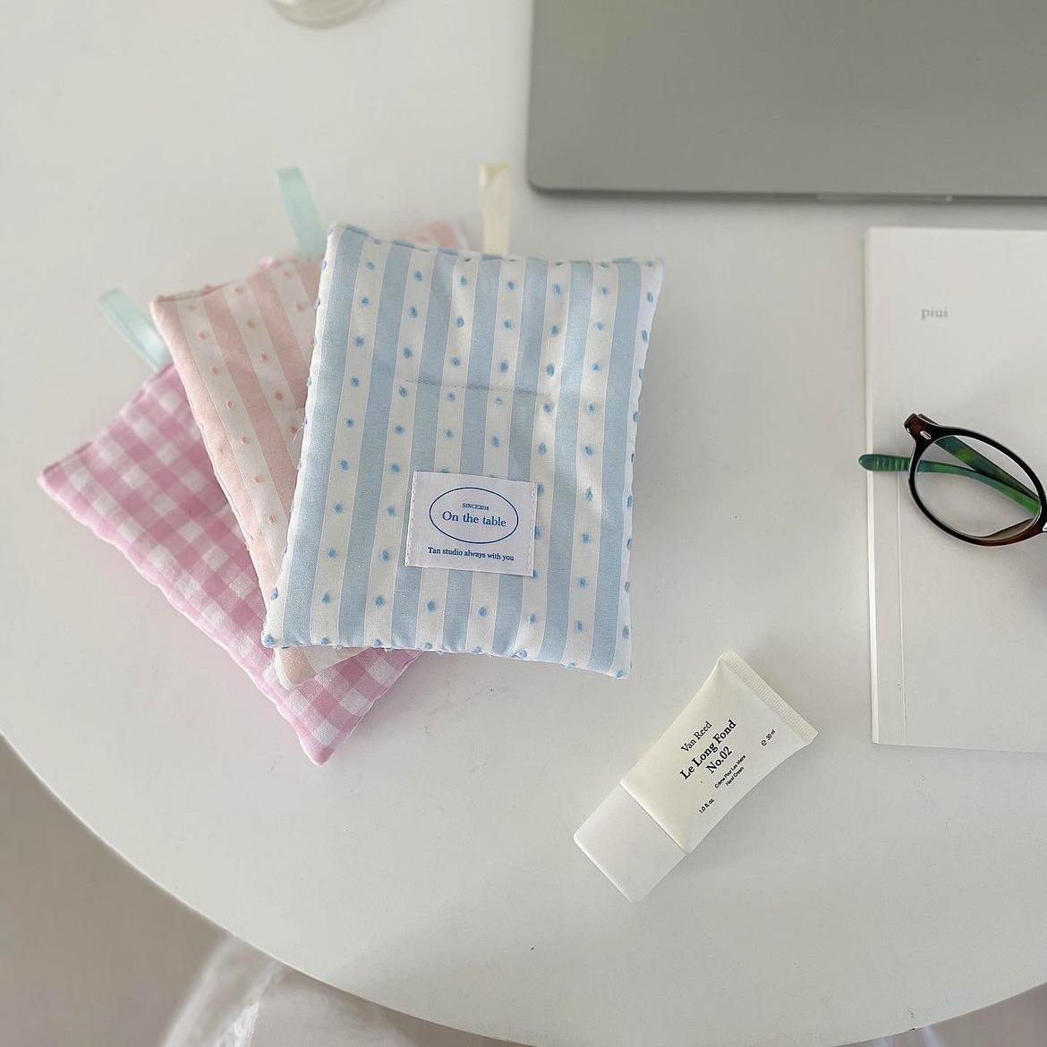 ★人気下敷き★インテリアシート　クッション背景★3色