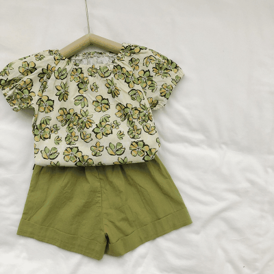 お勧め 2023夏 3-8歳キッズ ショートパンツ ハーフスリーブ フリル ブラウス 花柄シャツ+パンツ 90-140