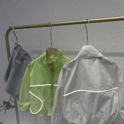 お勧め 春夏新作 ユニセックス キッズ 薄いジャケット 日焼け止め 紫外線対策上着 反射光  100-160