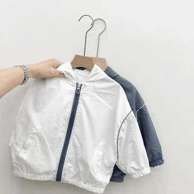お勧め 春夏新作 ユニセックス キッズ 薄いジャケット 日焼け止め 紫外線対策 フード付上着 90-130