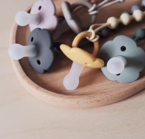 ★食品用シリコン　おしゃぶり★9色